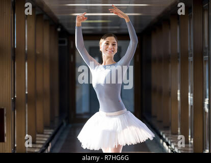Dresde, Allemagne. 28 Nov, 2018. Ballerina Alice Mariani, membre de l'ensemble du Ballet Semperoper, regarde dans la caméra. La tournée mondiale de la Ballet Semperoper se poursuit. En mars, l'ensemble se produira pour la première fois en Australie et à Singapour. (Dpa-emperoper «KORR Ballett : Top sur scène et dans le classement des Critics' à partir de 10.12.2018) Crédit : Monika Skolimowska/dpa-Zentralbild/dpa/Alamy Live News Banque D'Images