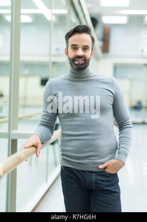 Dresde, Allemagne. 28 Nov, 2018. Aaron Watkin, directeur de ballet à l'Opéra Semper, se tient dans une salle de répétition à l'Opéra Semper. La tournée mondiale de la Ballet Semperoper se poursuit. En mars, l'ensemble se produira pour la première fois en Australie et à Singapour. (Dpa-emperoper «KORR Ballett : Top sur scène et dans le classement des Critics' à partir de 10.12.2018) Crédit : Monika Skolimowska/dpa-Zentralbild/dpa/Alamy Live News Banque D'Images