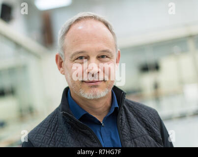 Dresde, Allemagne. 28 Nov, 2018. Luick Adi, directeur des opérations de ballet à l'Semoperoperoper, regarde dans la caméra. En mars, l'ensemble se produira pour la première fois en Australie et à Singapour. (Dpa-emperoper «KORR Ballett : Top sur scène et dans le classement des Critics' à partir de 10.12.2018) Crédit : Monika Skolimowska/dpa-Zentralbild/dpa/Alamy Live News Banque D'Images