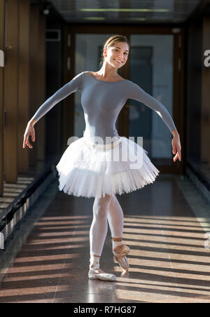 Dresde, Allemagne. 28 Nov, 2018. Ballerina Alice Mariani, membre de l'ensemble du Ballet Semperoper, regarde dans la caméra. La tournée mondiale de la Ballet Semperoper se poursuit. En mars, l'ensemble se produira pour la première fois en Australie et à Singapour. (Dpa-emperoper «KORR Ballett : Top sur scène et dans le classement des Critics' à partir de 10.12.2018) Crédit : Monika Skolimowska/dpa-Zentralbild/dpa/Alamy Live News Banque D'Images