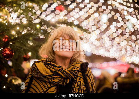 27 novembre 2018, en Rhénanie du Nord-Westphalie, Köln : Alice Schwarzer, journaliste et publiciste, est au marché de Noël à la cathédrale. (Dpa : 'Alice Schwarzer aime très traditionnelle à Noël' à partir de 10.12.2018) Photo : afp/Vennenbernd Rolf Banque D'Images