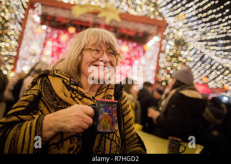 27 novembre 2018, en Rhénanie du Nord-Westphalie, Köln : Alice Schwarzer, journaliste et publiciste, est au marché de Noël à la cathédrale. (Dpa : 'Alice Schwarzer aime très traditionnelle à Noël' à partir de 10.12.2018) Photo : afp/Vennenbernd Rolf Banque D'Images