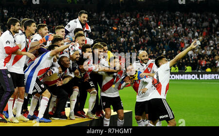 Madrid, Espagne. 9Th Mar, 2018. Le River Plate Gonzalo Martinez (1e R) prend un avec ses coéquipiers selfies après le deuxième tour de la Copa Libertadores finale entre River Plate et Boca Juniors à Madrid, Espagne, le 9 décembre 2018. Les plaques de la rivière a gagné 3-1 au deuxième tour et 5-3 au total à revendiquer le titre. Credit : Guo Qiuda/Xinhua/Alamy Live News Banque D'Images