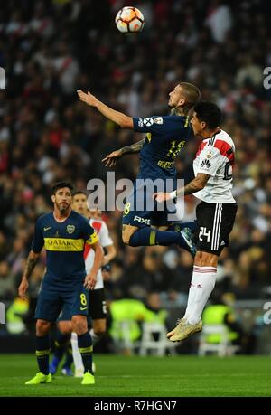 Madrid, Espagne. 9Th Mar, 2018. Boca Juniors' Dario Benedetto (2e R) rivalise pour un en-tête avec River Plate, Enzo Perez (1e R) le deuxième tour de la Copa Libertadores finale entre River Plate et Boca Juniors à Madrid, Espagne, le 9 décembre 2018. Les plaques de la rivière a gagné 3-1 au deuxième tour et 5-3 au total à revendiquer le titre. Credit : Guo Qiuda/Xinhua/Alamy Live News Banque D'Images