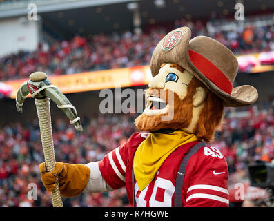 Santa Clara, Californie, États-Unis. 09Th Nov, 2018. Les 49ers mascot, Sourdough Sam, lance la foule, au cours d'un match de football américain NFL entre les Denver Broncos et les San Francisco 49ers à l'Levi's Stadium à Santa Clara, en Californie. Valerie Shoaps/CSM/Alamy Live News Banque D'Images