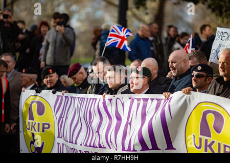 Londres, Royaume-Uni. 9Th Mar, 2017. Fondateur de l'EDL Tommy Robinson sur la photo à l'avant de l'UKIP parrainé pro-Brexit mars. 3000 Pro-Brexit Anti-Facist 15 000 manifestants et contre-manifestants sont descendus dans les rues de Londres pour exprimer leur position sur l'accord avant de la clé Brexit vote au parlement ce mardi. Credit : Ryan Ashcroft/SOPA Images/ZUMA/Alamy Fil Live News Banque D'Images