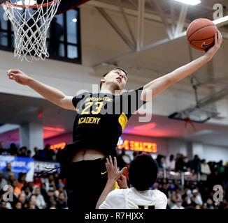 Hyattsville, Maryland, USA. Dec 8, 2018. 9 décembre 2018 : Montverde's d'Oton Jankovic s'empare d'un rebond au cours de l'ARS de sauvetage national à Hoopfest Numérotation DeMatha High School, à Hyattsville, Maryland, le 9 décembre 2018. En action à l'échelle nationale entre les poids lourds de classe. # 1 Montverde défait # 11 57-50 Saint Paul VI et # 2 IMG Academy BAT # 6 73-67 DeMatha Scott Serio/Eclipse Sportswire/CSM/Alamy Live News Banque D'Images