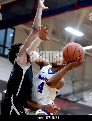 Hyattsville, Maryland, USA. Dec 8, 2018. 9 décembre 2018 : senior DeMatha Jamir Young tente de faire une tournée pendant l'ARS de sauvetage national à Hoopfest Numérotation DeMatha High School, à Hyattsville, Maryland, le 9 décembre 2018. En action à l'échelle nationale entre les poids lourds de classe. # 1 Montverde défait # 11 57-50 Saint Paul VI et # 2 IMG Academy BAT # 6 73-67 DeMatha Scott Serio/Eclipse Sportswire/CSM/Alamy Live News Banque D'Images