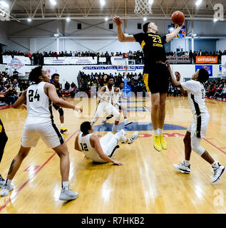 Hyattsville, Maryland, USA. Dec 8, 2018. 9 décembre 2018 : Montverde's d'Oton Jankovic s'empare d'un rebond au cours de l'ARS de sauvetage national à Hoopfest Numérotation DeMatha High School, à Hyattsville, Maryland, le 9 décembre 2018. En action à l'échelle nationale entre les poids lourds de classe. # 1 Montverde défait # 11 57-50 Saint Paul VI et # 2 IMG Academy BAT # 6 73-67 DeMatha Scott Serio/Eclipse Sportswire/CSM/Alamy Live News Banque D'Images