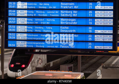 Munich, Allemagne. Dec 10, 2018. L'écran affiche l'information d'annulation de train à la gare principale de Munich. Le chemin de fer et Transport Union (EVG) a appelé à une grève d'avertissement à l'échelle nationale après la fin de la négociation collective. Crédit : Peter Kneffel/dpa/Alamy Live News Banque D'Images