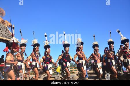 Kisama, Nagaland. 11Th Feb 2018. Membre de la tribu Naga de Khiamniungan effectue le dernier jour de la statue d'festival au Village du patrimoine de Naga Kisama, quelques 10 kms de Kohima, la capitale de l'Inde du nord-est de l'état de Nagaland. Credit : Caisii Mao/Alamy Live News Banque D'Images