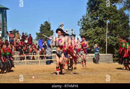 Kisama, Nagaland. 11Th Feb 2018. Membre de la tribu Naga de Lotha effectue le dernier jour de la statue d'festival au Village du patrimoine de Naga Kisama, quelques 10 kms de Kohima, la capitale de l'Inde du nord-est de l'état de Nagaland. Credit : Caisii Mao/Alamy Live News Banque D'Images