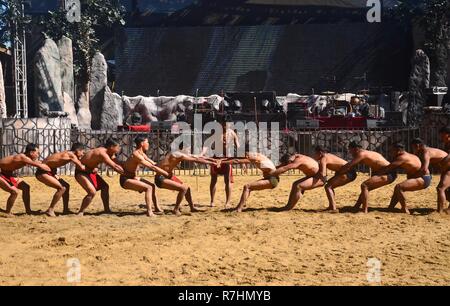 Kisama, Nagaland. 11Th Feb 2018. Membre de la tribu Naga de Sumi effectue le dernier jour de la statue d'festival au Village du patrimoine de Naga Kisama, quelques 10 kms de Kohima, la capitale de l'Inde du nord-est de l'état de Nagaland. Credit : Caisii Mao/Alamy Live News Banque D'Images