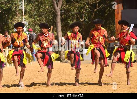 Kisama, Nagaland. 11Th Feb 2018. Membre de la tribu Naga de Pochury effectue le dernier jour de la statue d'festival au Village du patrimoine de Naga Kisama, quelques 10 kms de Kohima, la capitale de l'Inde du nord-est de l'état de Nagaland. Credit : Caisii Mao/Alamy Live News Banque D'Images