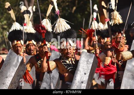Kisama, Nagaland. 11Th Feb 2018. Membre de la tribu Naga de Khiamniungan effectue le dernier jour de la statue d'festival au Village du patrimoine de Naga Kisama, quelques 10 kms de Kohima, la capitale de l'Inde du nord-est de l'état de Nagaland. Credit : Caisii Mao/Alamy Live News Banque D'Images
