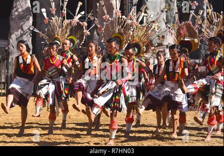 Kisama, Nagaland. 11Th Feb 2018. Membre de la tribu Angami Naga effectue le dernier jour de la statue d'festival au Village du patrimoine de Naga Kisama, quelques 10 kms de Kohima, la capitale de l'Inde du nord-est de l'état de Nagaland. Credit : Caisii Mao/Alamy Live News Banque D'Images