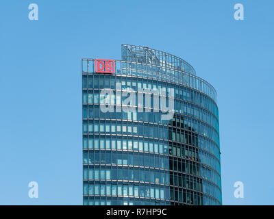 BERLIN, ALLEMAGNE - le 4 août 2018 : Sommet de la BahnTower, siège de la Compagnie des chemins de fer allemande Deutsche Bahn, à Berlin, Allemagne contre un ciel bleu Banque D'Images