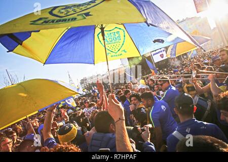 Vue générale de la fan zone de Boca Juniors, avec des milliers de fans de chanter et jouer de la musique quelques instants avant la finale de la Libertadores. La Copa Libertadores match final entre River Plate et Boca Juniors est joué à Madrid. Banque D'Images
