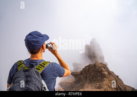 L'homme assoiffé de boire une bouteille d'eau au cours de randonnées sur Pico de las Nieves sur Gran Canaria Banque D'Images