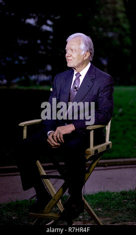 L'État de Washington. DC., USA, 13 septembre 1993 l'ancien Président James (Jimmy) Carter est assis pour une interview télévisée sur la pelouse nord de la Maison blanche avant d'assister à l'assemblée annuelle organisée par le dîner des présidents Le Président William Clinton actuel Crédit : Mark Reinstein / MediaPunch Banque D'Images