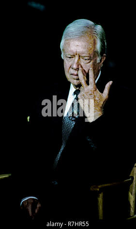 L'État de Washington. DC., USA, 13 septembre 1993 l'ancien Président James (Jimmy) Carter est assis pour une interview télévisée sur la pelouse nord de la Maison blanche avant d'assister à l'assemblée annuelle organisée par le dîner des présidents Le Président William Clinton actuel Crédit : Mark Reinstein / MediaPunch Banque D'Images