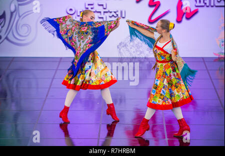 Des danseurs Russain de Rovesniki Choreographic ensemble se produisent au festival de la danse maskale qui s'est tenu à Andong, en Corée du Sud Banque D'Images