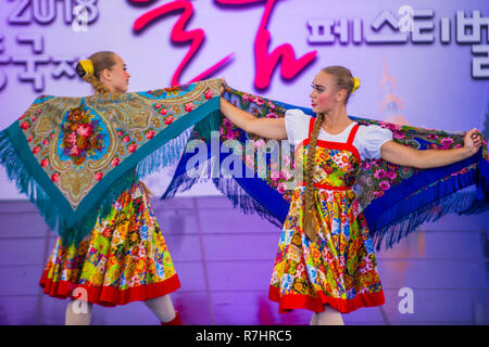 Des danseurs Russain de Rovesniki Choreographic ensemble se produisent au festival de la danse maskale qui s'est tenu à Andong, en Corée du Sud Banque D'Images