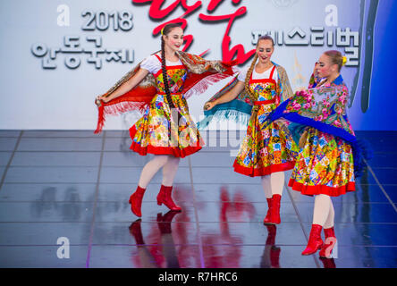 Des danseurs Russain de Rovesniki Choreographic ensemble se produisent au festival de la danse maskale qui s'est tenu à Andong, en Corée du Sud Banque D'Images