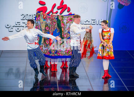 Des danseurs Russain de Rovesniki Choreographic ensemble se produisent au festival de la danse maskale qui s'est tenu à Andong, en Corée du Sud Banque D'Images