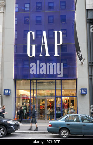 Montréal, Canada - 4 octobre 2018 : Gap vitrine et logo. Gap est un américain populaire dans le monde détaillant de vêtements et d'accessoires. Banque D'Images