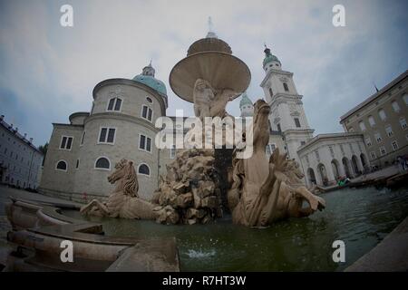 Am Brunnen Salzburger Residenzplatz (Anglais : Fontaine sur la place de la résidence de Salzbourg). Banque D'Images