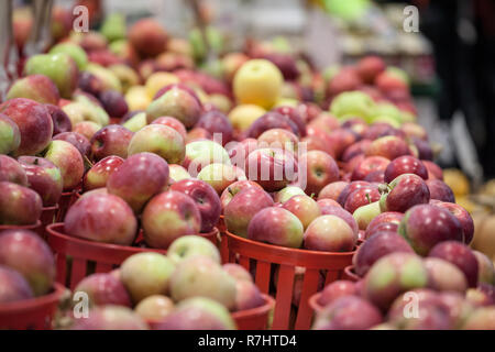 Seaux de Pommes Honeycrisp en vente sur un marché canadien à Montréal. C'est un fruit d'automne populaire, une espèce spécifiquement développé en Amérique, comme Banque D'Images