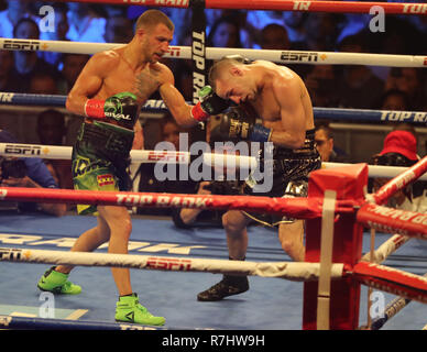 Champion du monde Vassily Lomachenko léger de l'Ukraine (en vert les lignes) en action au cours de l'unification titre lutte contre Jose Pedraza Banque D'Images