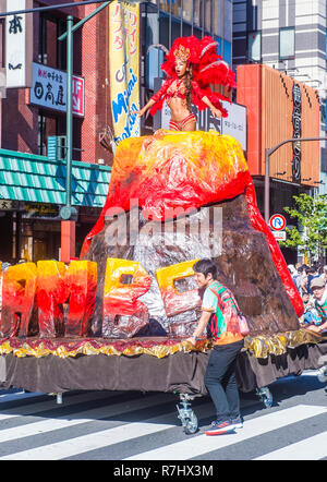 TOKYO - 25 Août : Les participants au carnaval de samba d'Asakusa à Tokyo au Japon le 25 août 2018. L'Asakusa samba carnival est le plus grand du genre en Banque D'Images