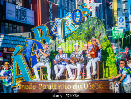 TOKYO - 25 Août : Les participants au carnaval de samba d'Asakusa à Tokyo au Japon le 25 août 2018. L'Asakusa samba carnival est le plus grand du genre en Banque D'Images