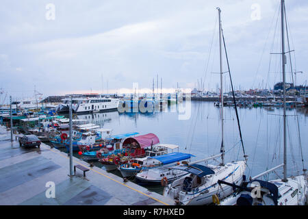 Paphoes ville, à Chypre. Mer et bateaux disponibles à ville. La propriété du port. Photo de voyage 2018, décembre. Banque D'Images