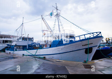 Paphoes ville, à Chypre. Mer et bateaux disponibles à ville. La propriété du port. Photo de voyage 2018, décembre. Banque D'Images