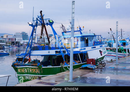Paphoes ville, à Chypre. Mer et bateaux disponibles à ville. La propriété du port. Photo de voyage 2018, décembre. Banque D'Images