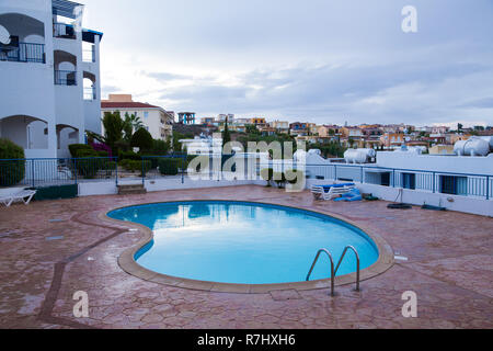 Ville de Paphos, à Chypre. Piscine extérieure. La nature et les bâtiments sur l'île. Photo de voyage 2018. Décembre, les arbres et le soleil. Banque D'Images