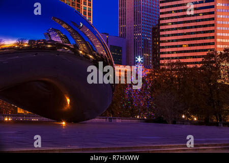 Arbre de Noël et le Chicago's Bean au crépuscule Banque D'Images