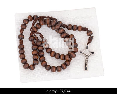 Rosaire avec poche isolé sur fond blanc. Croix chrétienne, crucifix, de perles en bois. Banque D'Images