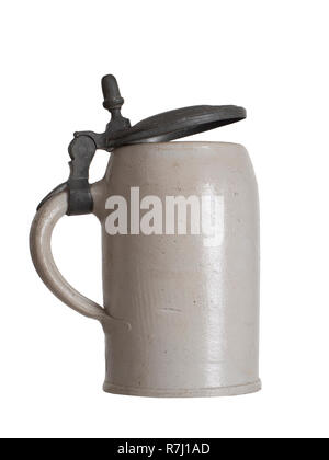 Beer mug, Stein, isolé propre arrière-plan blanc. Plaine, l'ancienne conception. Banque D'Images