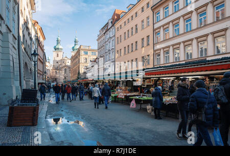 PRAGUE - 8 décembre : Boutique de souvenirs à célèbre Marché Havel dans la deuxième semaine de l'Avent à Noël . Marché a été ouvert en continu depuis 1232, Décembre 20 01 Banque D'Images