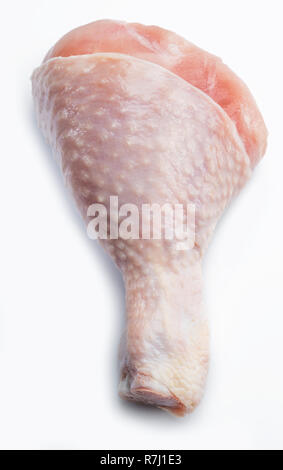 Cuisse de poulet cru isolé sur fond blanc. Banque D'Images