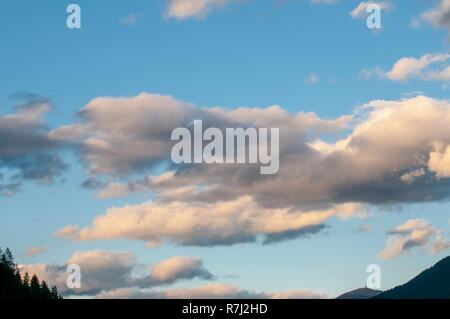 Les formations de nuages Cumulus avec fond de ciel bleu. Photographié à Stubai, Tyrol, Autriche en Septembre Banque D'Images