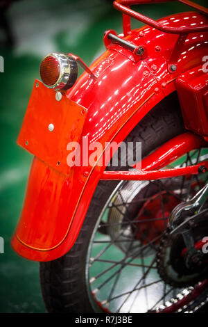 Gros plan d'une couleur vintage motorcycle stop arrière. Banque D'Images