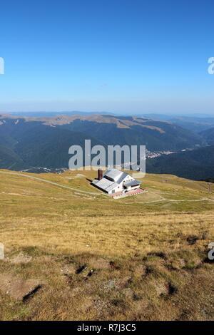 Montagnes de Bucegi, partie de Carpates du Sud en Roumanie. Sentier de randonnée et refuge de montagne. Banque D'Images