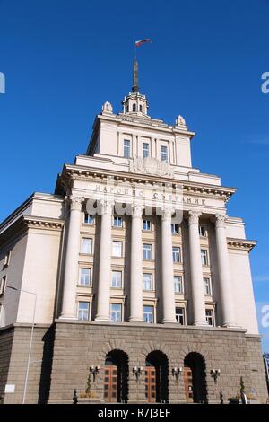 Sofia, Bulgarie - Largo bâtiment. Siège du Parlement bulgare monocaméral (Assemblée Nationale de Bulgarie). Exemple de l'Arkien classicisme socialiste Banque D'Images