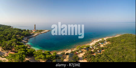 Vue aérienne du camp de Veli Rat et le phare sur l'île de Dugi Otok en Croatie. Banque D'Images