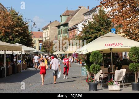 SIBIU, ROUMANIE - 24 août : Visite de la vieille ville restaurants le 24 août 2012 à Sibiu, Roumanie. Tourisme Sibiu est de plus en plus avec 284 513 museum Banque D'Images